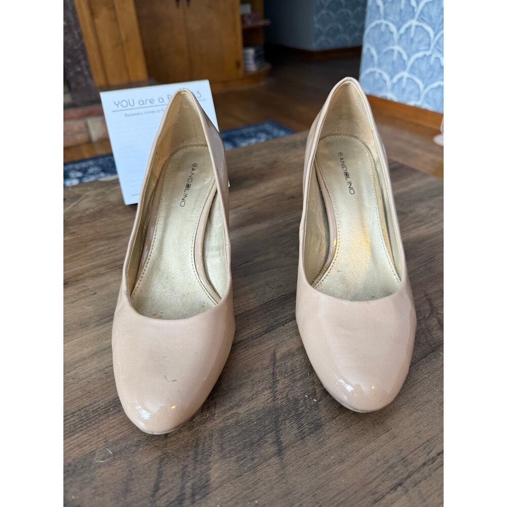 6/$25 Bandolino Beige Patent Leather Rounded Toe